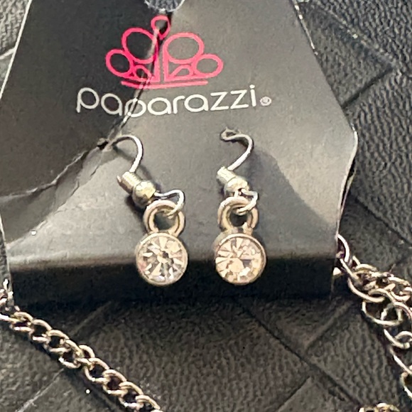 Paparazzi Studded Silver Leaf and Floral Necklace Set ⭐️Add to a bundle ⭐️ - Picture 4 of 4